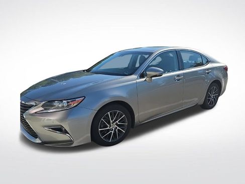 Used 2017 Lexus ES 350 w/ Luxury Package FWD image 2