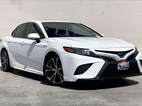 Used 2020 Toyota Camry SE w/ Sunroof Package FWD image 21