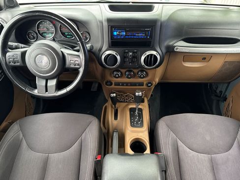 Used 2014 Jeep Wrangler Unlimited Sahara w/ Connectivity Group AWD/4WD image 13
