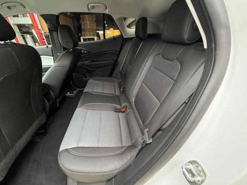 Used 2025 Chevrolet Trax LT FWD image 23
