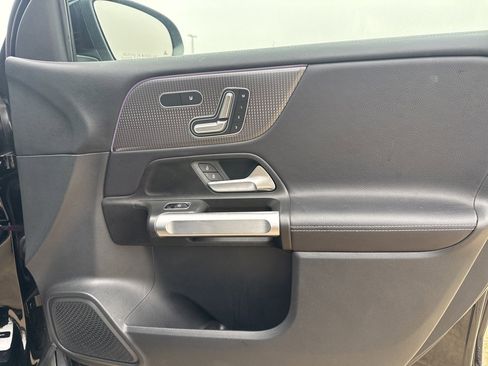 Used 2021 Mercedes-Benz GLB 250 4MATIC image 9