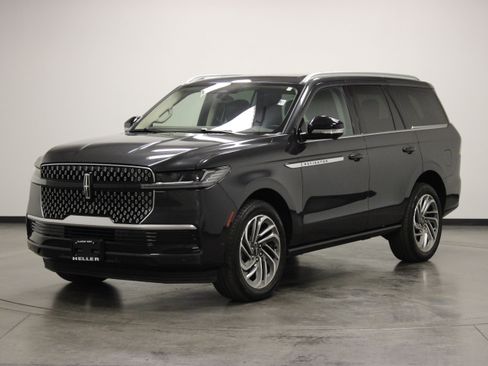 Used 2025 Lincoln Navigator Reserve AWD/4WD image 4