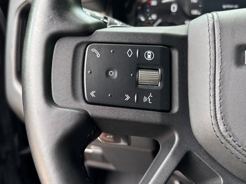 Used 2025 Land Rover Defender 110 V8 AWD/4WD image 31