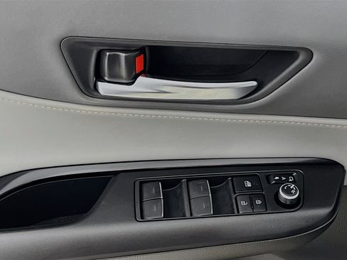 Used 2023 Toyota Venza LE image 17