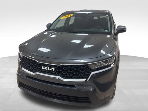 Used 2023 Kia Sorento LX image 2