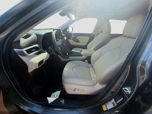 Used 2021 Toyota Highlander XLE FWD image 20