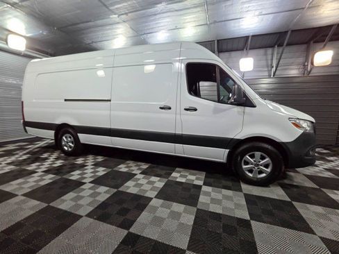 Used 2022 Mercedes-Benz Sprinter 2500 image 9