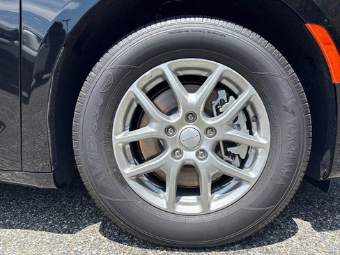 New 2027 Chrysler Pacifica Select FWD image 27