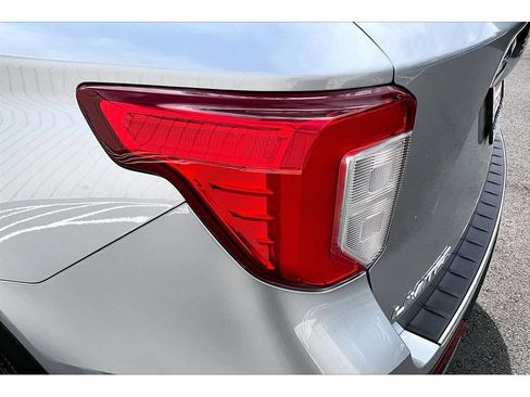 Used 2023 Ford Explorer Limited AWD/4WD image 29