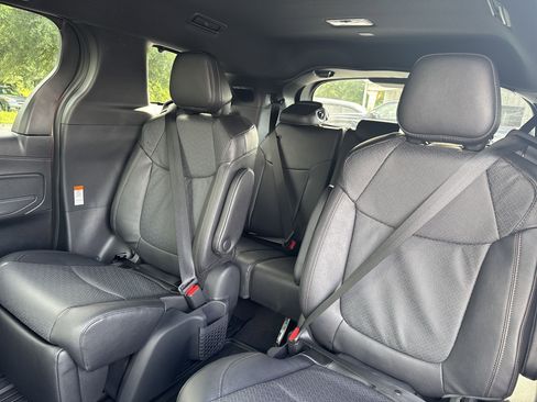 New 2025 Toyota Sienna Platinum image 27