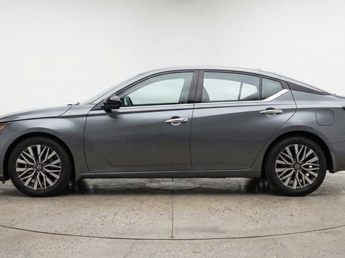 Used 2025 Nissan Altima 2.5 SV FWD image 5