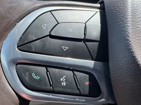 Used 2020 Chrysler Pacifica Touring w/ Cold Weather Group FWD image 17