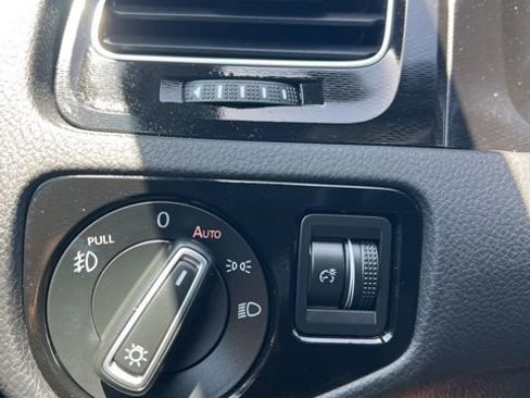 Used 2017 Volkswagen Golf 4-Door FWD image 20