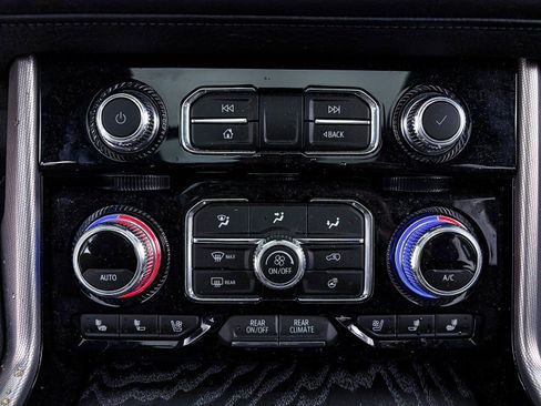 Used 2024 GMC Yukon Denali w/ Advanced Technology Package image 28