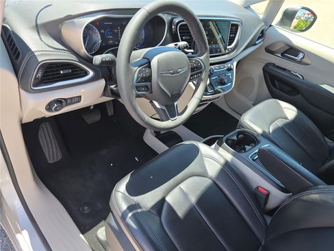 Used 2023 Chrysler Pacifica Touring-L FWD image 14