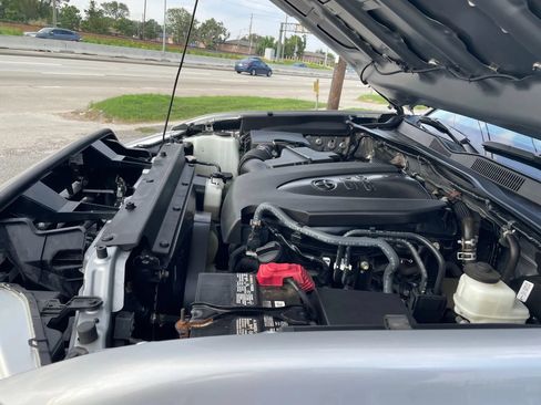 Used 2021 Toyota Tacoma SR5 AWD/4WD image 9