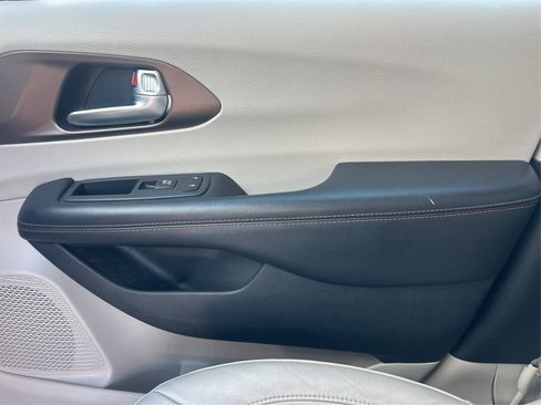 Used 2018 Chrysler Pacifica Touring-L Plus w/ Tire & Wheel Group FWD image 29