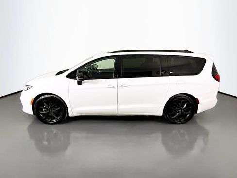 Used 2025 Chrysler Pacifica Limited FWD image 4