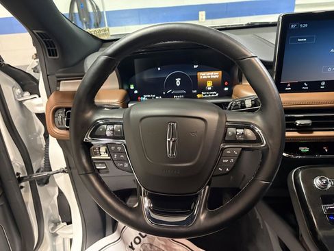 Used 2023 Lincoln Nautilus Reserve image 12