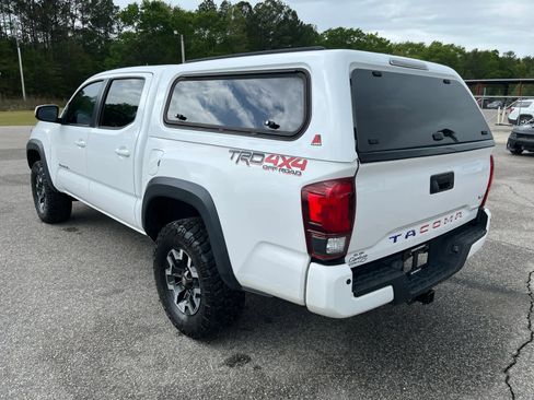 Used 2019 Toyota Tacoma TRD Off-Road AWD/4WD image 4