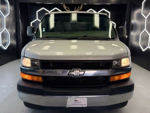 Used 2017 Chevrolet Express 2500 Van 3D image 2