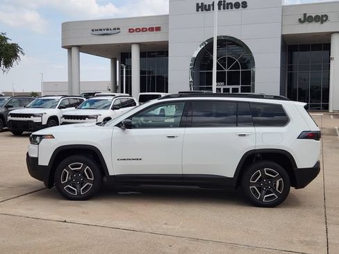 Used 2026 Jeep Cherokee Laredo AWD/4WD image 4