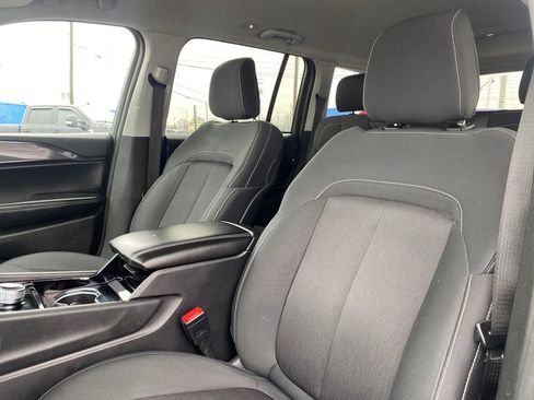 Used 2023 Jeep Grand Cherokee Laredo image 10