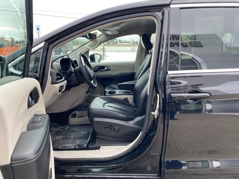 Used 2024 Chrysler Pacifica Touring-L FWD image 11