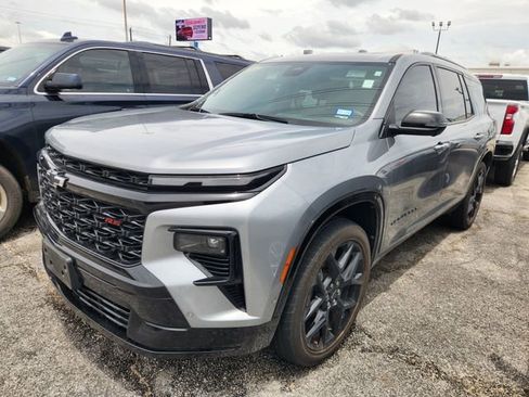Used 2024 Chevrolet Traverse RS FWD image 3