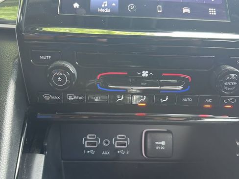 Used 2023 Jeep Grand Cherokee L Laredo RWD image 23