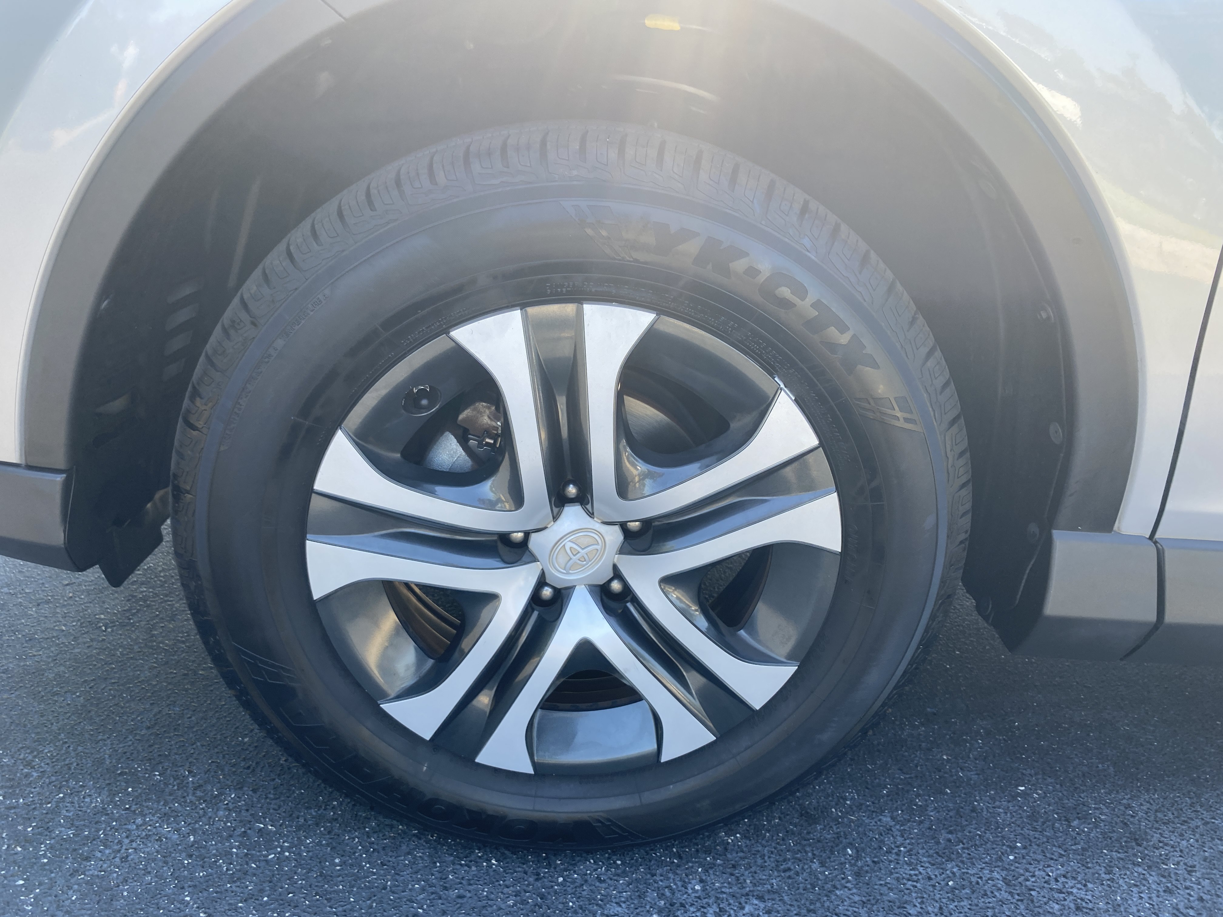 Used 2018 Toyota RAV4 LE FWD image 27
