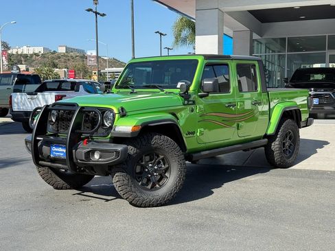 Used 2025 Jeep Gladiator Sport AWD/4WD image 2