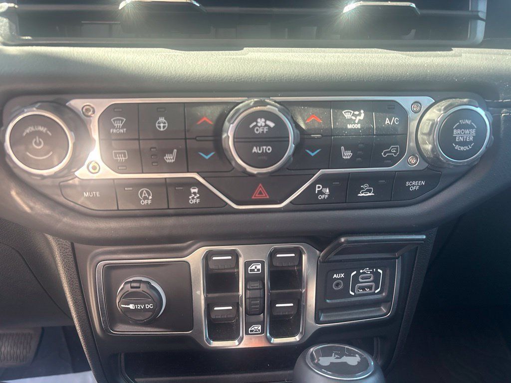 Used 2025 Jeep Wrangler Unlimited Sahara AWD/4WD image 16