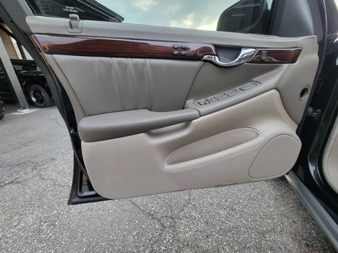 Used 2004 Cadillac De Ville DHS w/ Equipment Group image 12