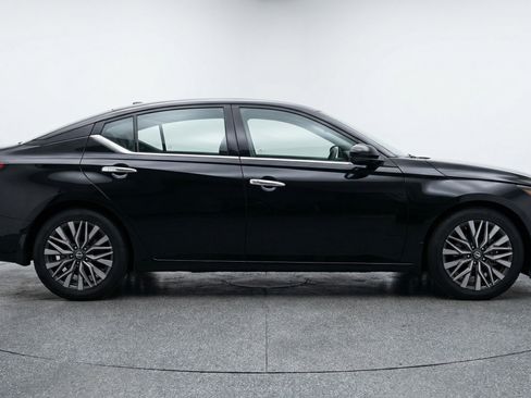 Used 2025 Nissan Altima 2.5 SV image 11