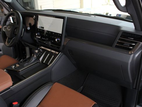 Used 2026 Lexus GX 550 AWD/4WD image 11