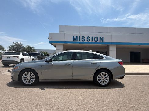 Used 2025 Chevrolet Malibu LT FWD image 3