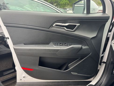 Used 2025 Kia Sportage LX image 18