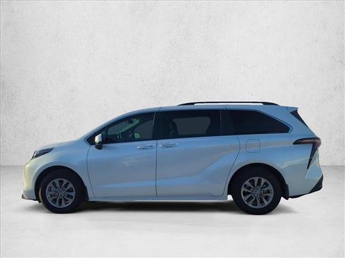 Used 2025 Toyota Sienna XLE w/ XLE Plus Package FWD image 4