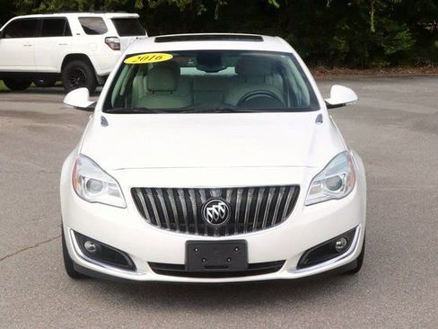 Used 2016 Buick Regal image 2