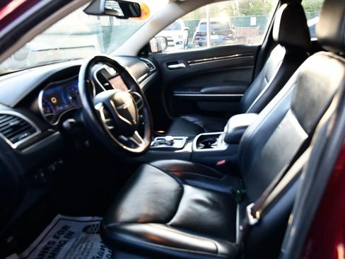 Used 2019 Chrysler 300 Limited RWD image 12