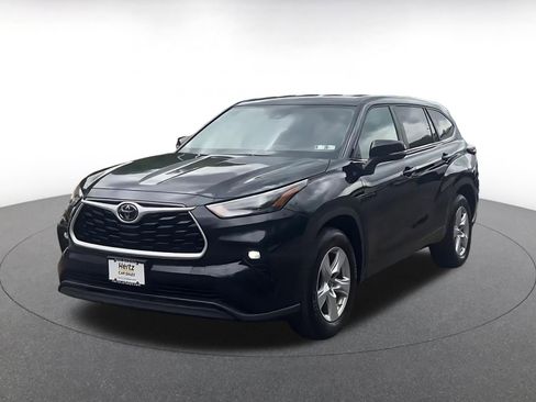 Used 2025 Toyota Highlander LE FWD image 7