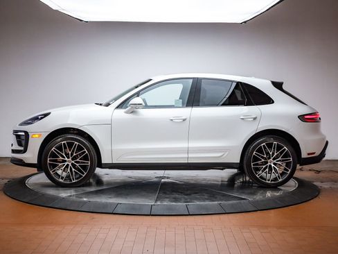 Certified 2025 Porsche Macan image 2