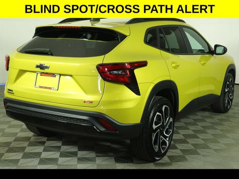 Used 2024 Chevrolet Trax RS w/ Sunroof Package FWD image 9