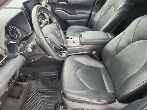 Used 2021 Toyota Highlander Limited image 20
