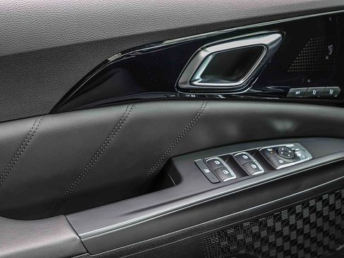 Certified 2025 Kia Carnival SX Prestige FWD image 16
