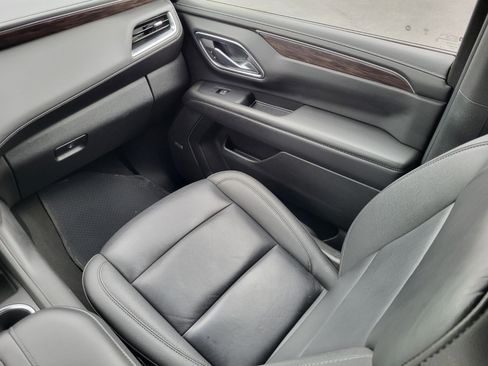 Used 2024 Chevrolet Suburban LT RWD image 16