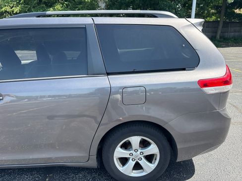 Used 2012 Toyota Sienna LE w/ Towing Pkg FWD image 4