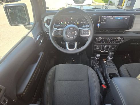 Used 2025 Jeep Wrangler Unlimited Sahara w/ Safety Group AWD/4WD image 17
