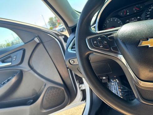 Used 2017 Chevrolet Malibu LT FWD image 24